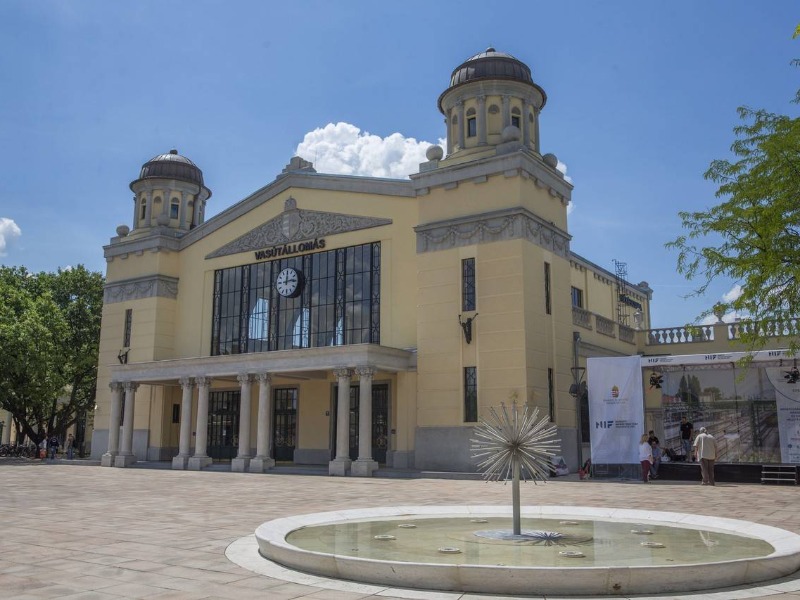 A békéscsabai vasútállomás központi épületegysége