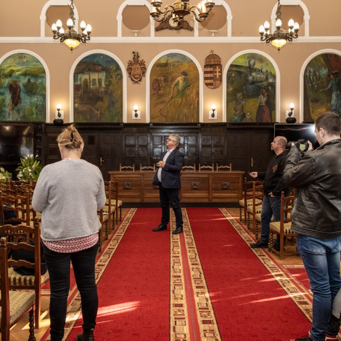 Új festmény ékesíti a Városháza dísztermét