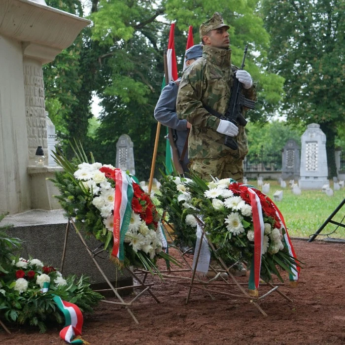 „a hősiesség nem hangos szó, hanem csendes tett.” képe