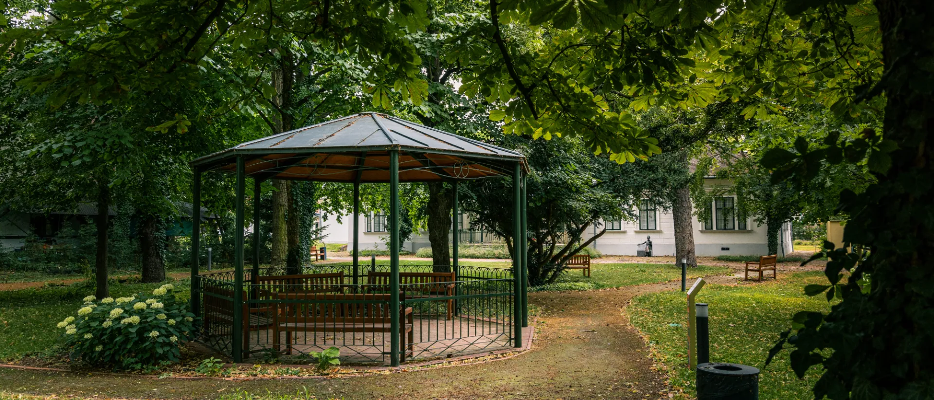 emlékház kert képe